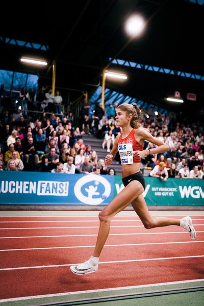 Konstanze Klosterhalfen (TSV Bayer 04 Leverkusen) ueber 3000m bei den Deutschen Leichtathletik-Hallenmeisterschaften am 18.02.2023 in der Helmut-Koernig-Halle in Dortmund