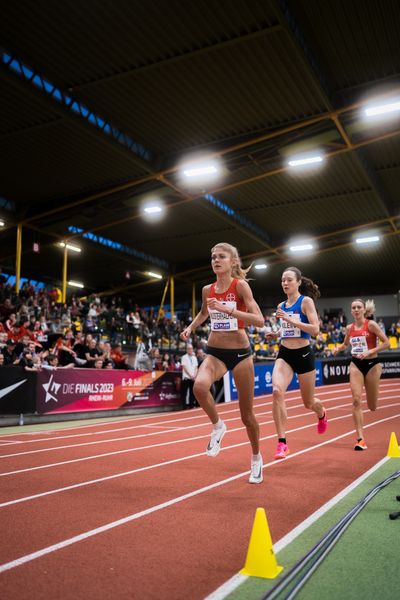 Konstanze Klosterhalfen (TSV Bayer 04 Leverkusen), Hanna Klein (LAV Stadtwerke Tuebingen), Lea Meyer (TSV Bayer 04 Leverkusen) ueber 3000m bei den Deutschen Leichtathletik-Hallenmeisterschaften am 18.02.2023 in der Helmut-Koernig-Halle in Dortmund