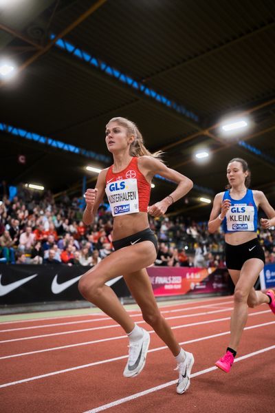 Konstanze Klosterhalfen (TSV Bayer 04 Leverkusen), Hanna Klein (LAV Stadtwerke Tuebingen) ueber 3000m bei den Deutschen Leichtathletik-Hallenmeisterschaften am 18.02.2023 in der Helmut-Koernig-Halle in Dortmund