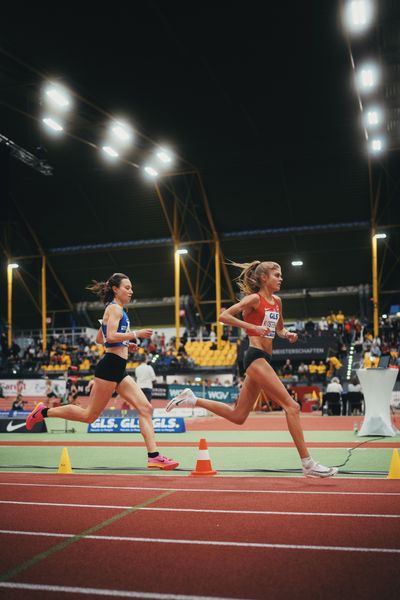 Konstanze Klosterhalfen (TSV Bayer 04 Leverkusen), Hanna Klein (LAV Stadtwerke Tuebingen) bei den Deutschen Leichtathletik-Hallenmeisterschaften am 18.02.2023 in der Helmut-Koernig-Halle in Dortmund