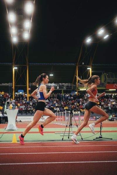 Konstanze Klosterhalfen (TSV Bayer 04 Leverkusen), Hanna Klein (LAV Stadtwerke Tuebingen) bei den Deutschen Leichtathletik-Hallenmeisterschaften am 18.02.2023 in der Helmut-Koernig-Halle in Dortmund