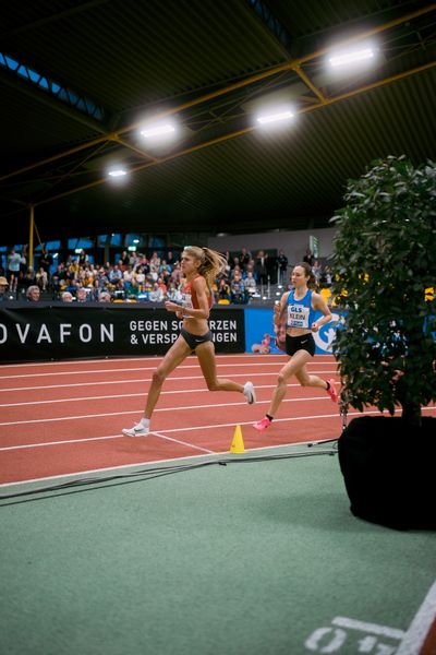 Konstanze Klosterhalfen (TSV Bayer 04 Leverkusen), Hanna Klein (LAV Stadtwerke Tuebingen) ueber 3000m bei den Deutschen Leichtathletik-Hallenmeisterschaften am 18.02.2023 in der Helmut-Koernig-Halle in Dortmund