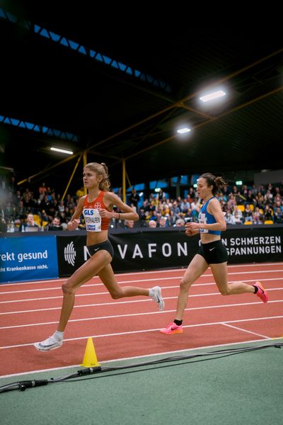 Konstanze Klosterhalfen (TSV Bayer 04 Leverkusen), Hanna Klein (LAV Stadtwerke Tuebingen) bei den Deutschen Leichtathletik-Hallenmeisterschaften am 18.02.2023 in der Helmut-Koernig-Halle in Dortmund