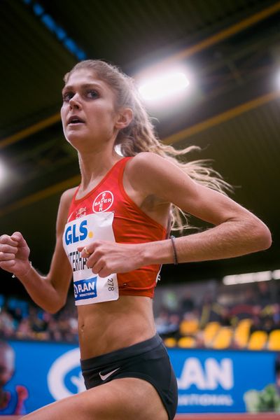 Konstanze Klosterhalfen (TSV Bayer 04 Leverkusen) ueber 3000m bei den Deutschen Leichtathletik-Hallenmeisterschaften am 18.02.2023 in der Helmut-Koernig-Halle in Dortmund