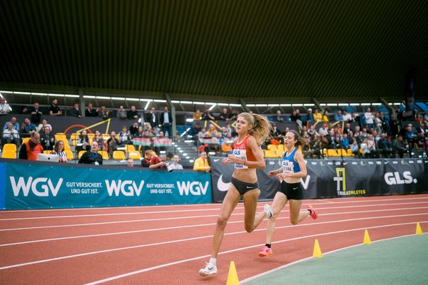 Konstanze Klosterhalfen (TSV Bayer 04 Leverkusen), Hanna Klein (LAV Stadtwerke Tuebingen) ueber 3000m bei den Deutschen Leichtathletik-Hallenmeisterschaften am 18.02.2023 in der Helmut-Koernig-Halle in Dortmund