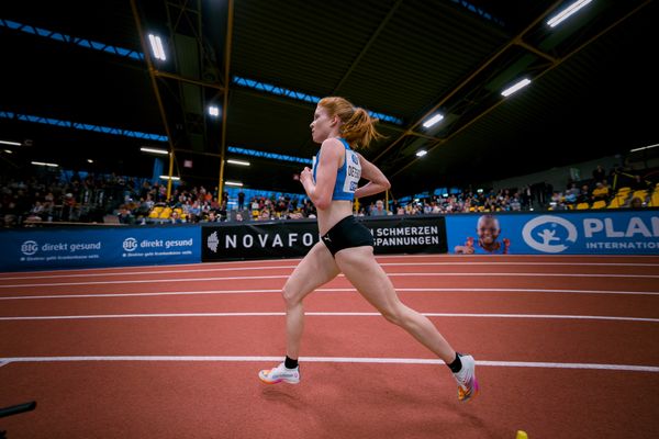 Eva Dieterich (LAV Stadtwerke Tuebingen) ueber 3000 m bei den Deutschen Leichtathletik-Hallenmeisterschaften am 18.02.2023 in der Helmut-Koernig-Halle in Dortmund