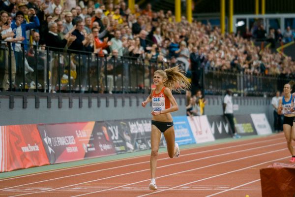 Konstanze Klosterhalfen (TSV Bayer 04 Leverkusen) ueber 3000m bei den Deutschen Leichtathletik-Hallenmeisterschaften am 18.02.2023 in der Helmut-Koernig-Halle in Dortmund