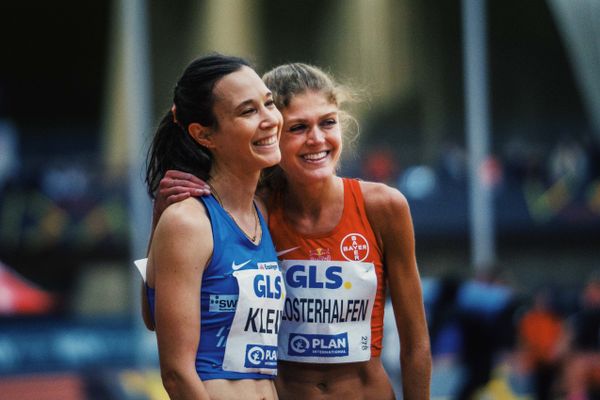 Hanna Klein (LAV Stadtwerke Tuebingen), Konstanze Klosterhalfen (TSV Bayer 04 Leverkusen), bei den Deutschen Leichtathletik-Hallenmeisterschaften am 18.02.2023 in der Helmut-Koernig-Halle in Dortmund