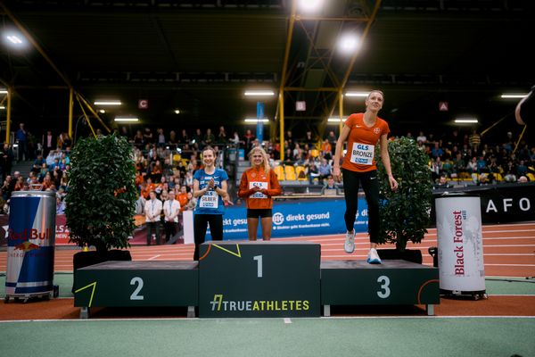 Hanna Klein (LAV Stadtwerke Tuebingen), Konstanze Klosterhalfen (TSV Bayer 04 Leverkusen), Lea Meyer (TSV Bayer 04 Leverkusen) bei den Deutschen Leichtathletik-Hallenmeisterschaften am 18.02.2023 in der Helmut-Koernig-Halle in Dortmund