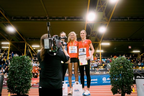 Hanna Klein (LAV Stadtwerke Tuebingen), Konstanze Klosterhalfen (TSV Bayer 04 Leverkusen), Lea Meyer (TSV Bayer 04 Leverkusen) bei den Deutschen Leichtathletik-Hallenmeisterschaften am 18.02.2023 in der Helmut-Koernig-Halle in Dortmund