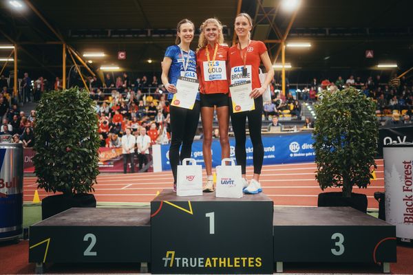 Hanna Klein (LAV Stadtwerke Tuebingen), Konstanze Klosterhalfen (TSV Bayer 04 Leverkusen), Lea Meyer (TSV Bayer 04 Leverkusen) bei den Deutschen Leichtathletik-Hallenmeisterschaften am 18.02.2023 in der Helmut-Koernig-Halle in Dortmund