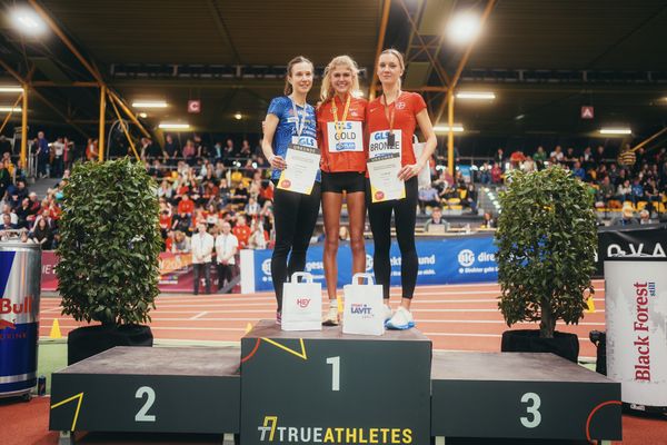 Hanna Klein (LAV Stadtwerke Tuebingen), Konstanze Klosterhalfen (TSV Bayer 04 Leverkusen), Lea Meyer (TSV Bayer 04 Leverkusen) bei den Deutschen Leichtathletik-Hallenmeisterschaften am 18.02.2023 in der Helmut-Koernig-Halle in Dortmund