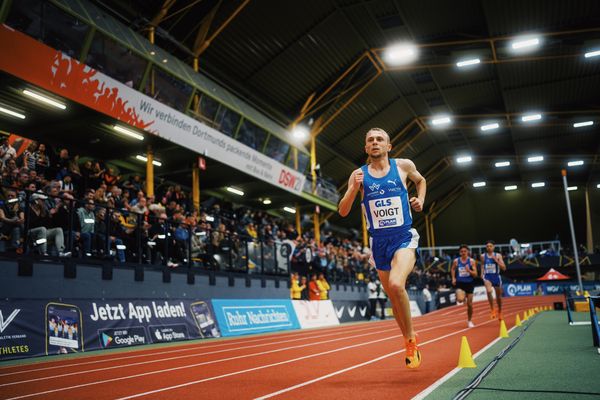 Nils Voigt (TV Wattenscheid 01) ueber 3000m bei den Deutschen Leichtathletik-Hallenmeisterschaften am 18.02.2023 in der Helmut-Koernig-Halle in Dortmund