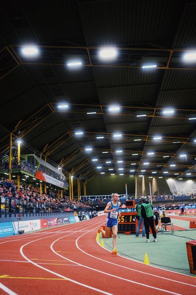 Nils Voigt (TV Wattenscheid 01) ueber 3000m bei den Deutschen Leichtathletik-Hallenmeisterschaften am 18.02.2023 in der Helmut-Koernig-Halle in Dortmund