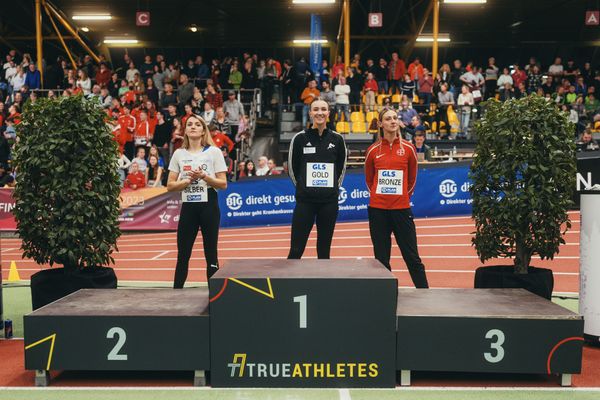 Siegerehrung mit Maria Purtsa (LAC Erdgas Chemnitz), Kira Wittmann (LG Goettingen) und Kristin Gierisch (TSV Bayer 04 Leverkusen)  bei den Deutschen Leichtathletik-Hallenmeisterschaften am 18.02.2023 in der Helmut-Koernig-Halle in Dortmund