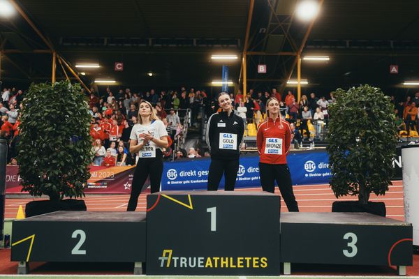 Maria Purtsa (LAC Erdgas Chemnitz), Kira Wittmann (LG Goettingen), Kristin Gierisch (TSV Bayer 04 Leverkusen) bei den Deutschen Leichtathletik-Hallenmeisterschaften am 18.02.2023 in der Helmut-Koernig-Halle in Dortmund