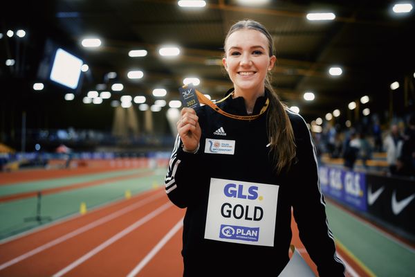 Kira Wittmann (LG Goettingen) mit der Goldmedaille bei den Deutschen Leichtathletik-Hallenmeisterschaften am 18.02.2023 in der Helmut-Koernig-Halle in Dortmund