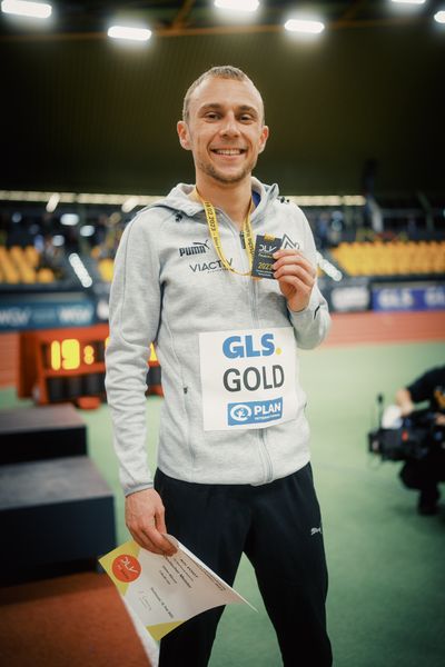 Nils Voigt (TV Wattenscheid 01) gewinnt Gold ueber 3000m bei den Deutschen Leichtathletik-Hallenmeisterschaften am 18.02.2023 in der Helmut-Koernig-Halle in Dortmund