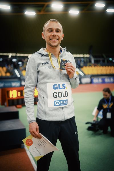 Nils Voigt (TV Wattenscheid 01) gewinnt Gold ueber 3000m bei den Deutschen Leichtathletik-Hallenmeisterschaften am 18.02.2023 in der Helmut-Koernig-Halle in Dortmund