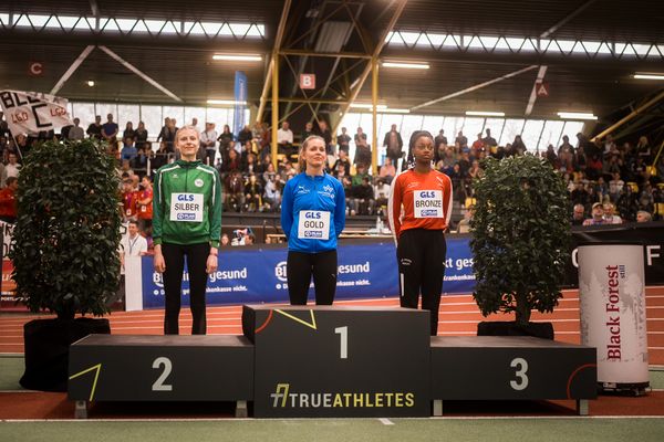 Johanna Goering (SV Salamander Kornwestheim), Christina Honsel (TV Wattenscheid 01), Blessing Enatoh (LG Nord Berlin) bei den Deutschen Leichtathletik-Hallenmeisterschaften am 19.02.2023 in der Helmut-Koernig-Halle in Dortmund