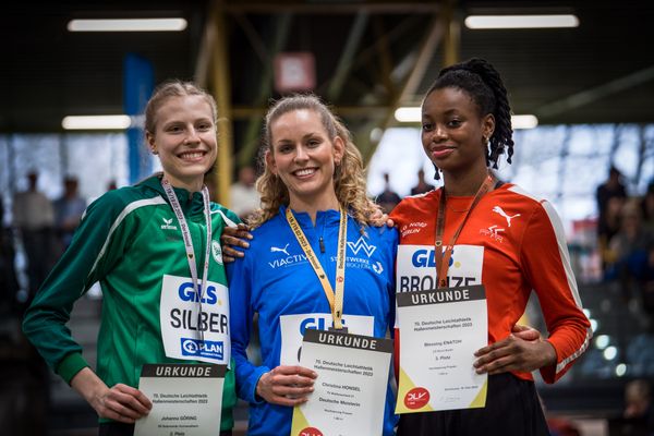 Johanna Goering (SV Salamander Kornwestheim), Christina Honsel (TV Wattenscheid 01), Blessing Enatoh (LG Nord Berlin) bei den Deutschen Leichtathletik-Hallenmeisterschaften am 19.02.2023 in der Helmut-Koernig-Halle in Dortmund