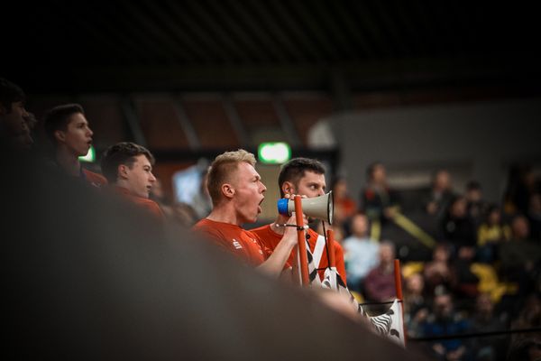 Die LG Olympia Dortmund macht Stimmung bei den Deutschen Leichtathletik-Hallenmeisterschaften am 19.02.2023 in der Helmut-Koernig-Halle in Dortmund