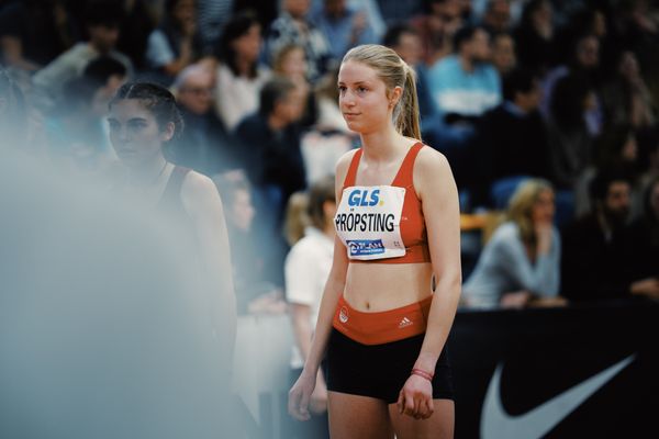 Marie Proepsting (VfL Eintracht Hannover) im 1500m Halbfinale bei den Deutschen Leichtathletik-Hallenmeisterschaften am 18.02.2023 in der Helmut-Koernig-Halle in Dortmund