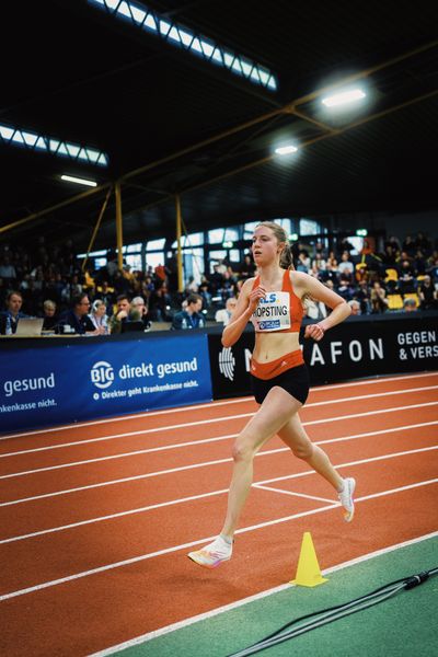 Marie Proepsting (VfL Eintracht Hannover) im 1500m Finale bei den Deutschen Leichtathletik-Hallenmeisterschaften am 18.02.2023 in der Helmut-Koernig-Halle in Dortmund