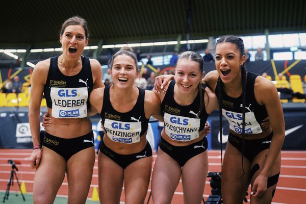 Sophie Amelie Lederer (LG Stadtwerke Muenchen), Tina Benzinger (LG Stadtwerke Muenchen), Hannah Fleischmann (LG Stadtwerke Muenchen), Viola John (LG Stadtwerke Muenchen) bei den Deutschen Leichtathletik-Hallenmeisterschaften am 19.02.2023 in der Helmut-Koernig-Halle in Dortmund