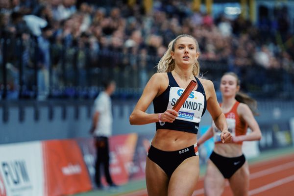 Alica Schmidt (SCC Berlin) als Schlussläuferin in der 4x200 m Staffel des SCC Berlins bei den Deutschen Leichtathletik-Hallenmeisterschaften am 19.02.2023 in der Helmut-Koernig-Halle in Dortmund