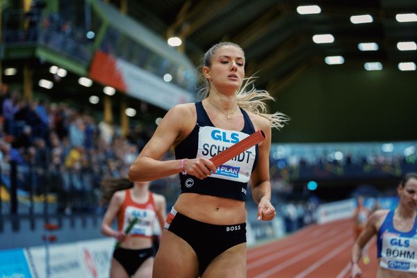 Alica Schmidt (SCC Berlin) als Schlussläuferin in der 4x200 m Staffel des SCC Berlins bei den Deutschen Leichtathletik-Hallenmeisterschaften am 19.02.2023 in der Helmut-Koernig-Halle in Dortmund