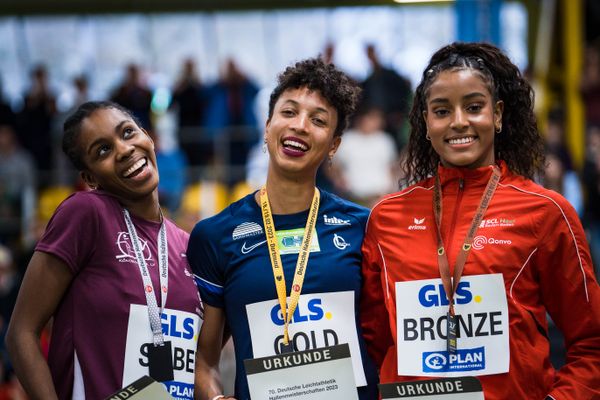 Maryse Luzolo (Koenigsteiner LV), Malaika Mihambo (LG Kurpfalz), Mikaelle Assani (LG Region Karlsruhe) bei den Deutschen Leichtathletik-Hallenmeisterschaften am 19.02.2023 in der Helmut-Koernig-Halle in Dortmund