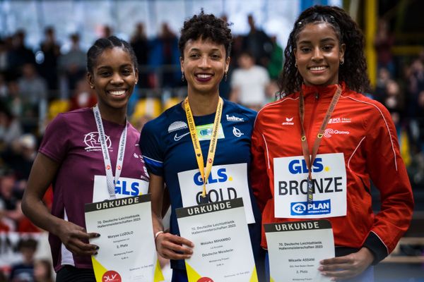 Maryse Luzolo (Koenigsteiner LV), Malaika Mihambo (LG Kurpfalz), Mikaelle Assani (LG Region Karlsruhe) bei den Deutschen Leichtathletik-Hallenmeisterschaften am 19.02.2023 in der Helmut-Koernig-Halle in Dortmund