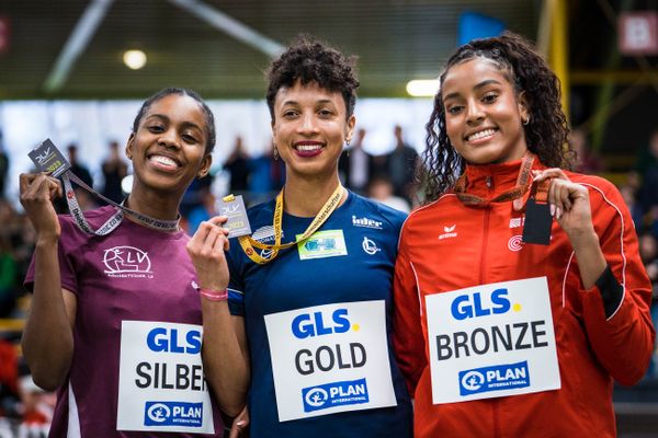 Maryse Luzolo (Koenigsteiner LV), Malaika Mihambo (LG Kurpfalz), Mikaelle Assani (LG Region Karlsruhe) bei den Deutschen Leichtathletik-Hallenmeisterschaften am 19.02.2023 in der Helmut-Koernig-Halle in Dortmund