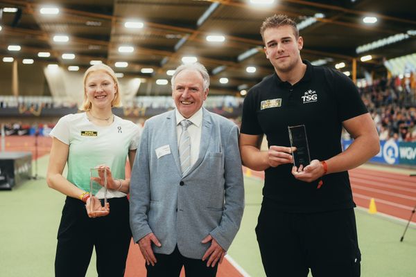 Jolanda Kallabis (FT 1844 Freiburg), Roland Frey (Freunde der Leichtathletik) und Mika Sosna (TSG Bergedorf) bei den Deutschen Leichtathletik-Hallenmeisterschaften am 19.02.2023 in der Helmut-Koernig-Halle in Dortmund