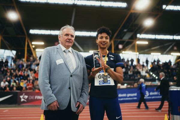  Roland Frey (Freunde der Leichtathletik) und Malaika Mihambo (LG Kurpfalz) bei den Deutschen Leichtathletik-Hallenmeisterschaften am 19.02.2023 in der Helmut-Koernig-Halle in Dortmund