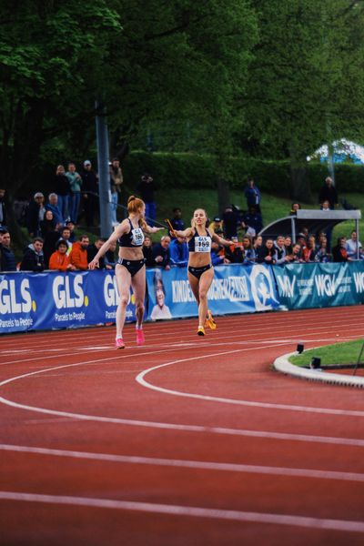 Michelle Janiak (SCC Berlin) wechselt auf Skadi Schier (SCC Berlin) am 29.04.2023 bei den deutschen Meisterschaften Langstaffel in Bietigheim-Bissingen