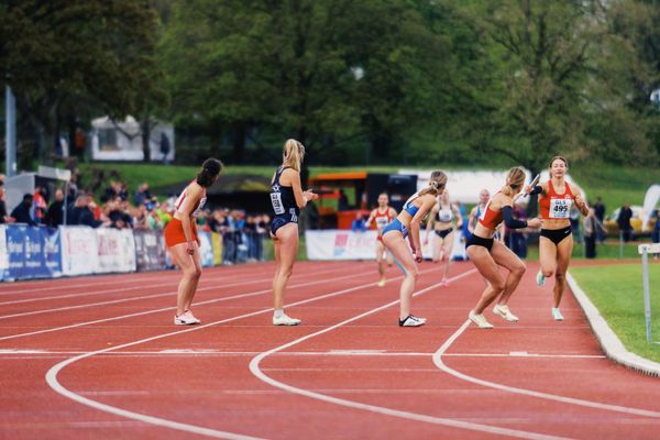 Annkathrin Hoven (TSV Bayer 04 Leverkusen) wechselt auf ihre Teamkollegin am 29.04.2023 bei den deutschen Meisterschaften Langstaffel in Bietigheim-Bissingen