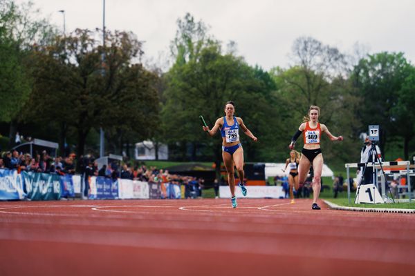 Carolina Krafzik (VfL Sindelfingen), Rebekka Babilon (TSV Bayer 04 Leverkusen)am 29.04.2023 bei den deutschen Meisterschaften Langstaffel in Bietigheim-Bissingen