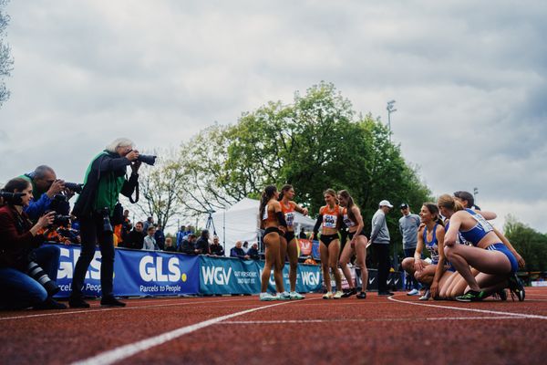 Lisa Hartmann (VfL Sindelfingen), Melanie Boehm (VfL Sindelfingen), Carolina Krafzik (VfL Sindelfingen), Jessica-Bianca Wessolly (VfL Sindelfingen) werden von Iris Hensel fotografiert am 29.04.2023 bei den deutschen Meisterschaften Langstaffel in Bietigheim-Bissingen