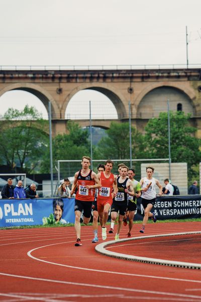 Erik Siemer (LG Osnabrueck), Steffen Riestenpatt (TSV Bayer 04 Leverkusen), Vincent Schwenk (LG Stadtwerke Muenchen) am 29.04.2023 bei den deutschen Meisterschaften Langstaffel in Bietigheim-Bissingen