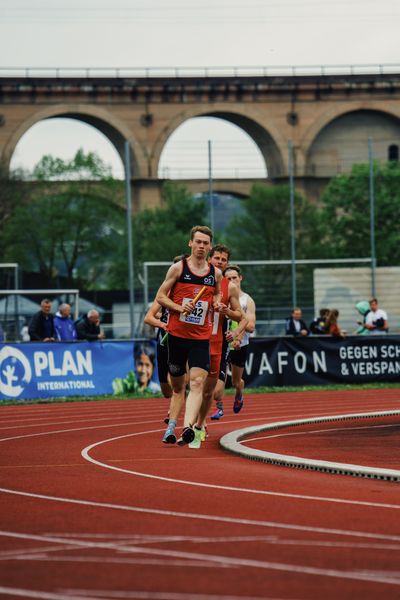 Erik Siemer (LG Osnabrueck), Steffen Riestenpatt (TSV Bayer 04 Leverkusen), Vincent Schwenk (LG Stadtwerke Muenchen) am 29.04.2023 bei den deutschen Meisterschaften Langstaffel in Bietigheim-Bissingen