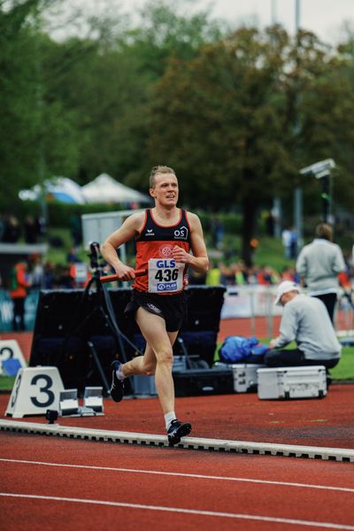 Nils Huhtakangas (LG Osnabrueck) am 29.04.2023 bei den deutschen Meisterschaften Langstaffel in Bietigheim-Bissingen