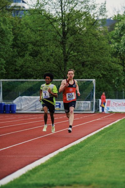 Filmon Teklebrhan-Berhe (LAC Freiburg), Henning Jeschke (LG Osnabrueck) am 29.04.2023 bei den deutschen Meisterschaften Langstaffel in Bietigheim-Bissingen