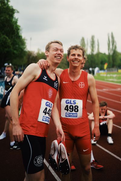 Erik Siemer (LG Osnabrueck), Steffen Riestenpatt (TSV Bayer 04 Leverkusen) am 29.04.2023 bei den deutschen Meisterschaften Langstaffel in Bietigheim-Bissingen