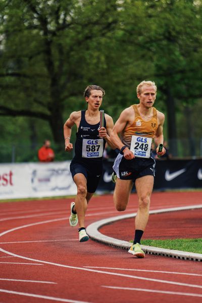 Florian Bremm (LSC Hoechstadt/Aisch) vor Artur Beimler (SC DHfK Leipzig e.V.) am 29.04.2023 bei den deutschen Meisterschaften Langstaffel in Bietigheim-Bissingen