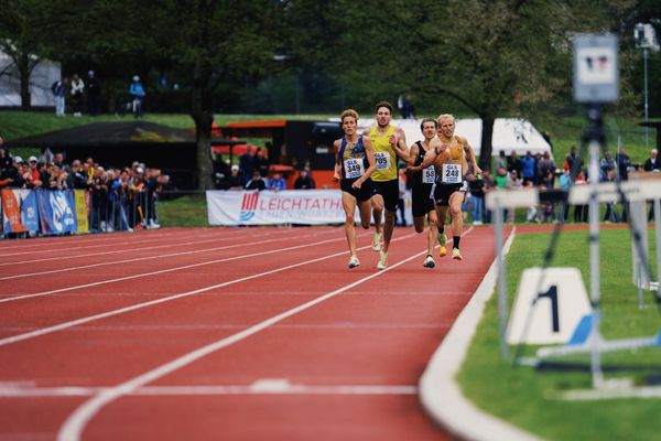 Auf der Zielgeraden: Marc Tortell (Athletics Team Karben), Jens Mergenthaler (LG farbtex Nordschwarzwald), Artur Beimler (SC DHfK Leipzig e.V.), Florian Bremm (LSC Hoechstadt/Aisch) am 29.04.2023 bei den deutschen Meisterschaften Langstaffel in Bietigheim-Bissingen