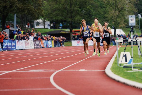 Auf der Zielgeraden: Marc Tortell (Athletics Team Karben), Jens Mergenthaler (LG farbtex Nordschwarzwald), Artur Beimler (SC DHfK Leipzig e.V.), Florian Bremm (LSC Hoechstadt/Aisch) am 29.04.2023 bei den deutschen Meisterschaften Langstaffel in Bietigheim-Bissingen