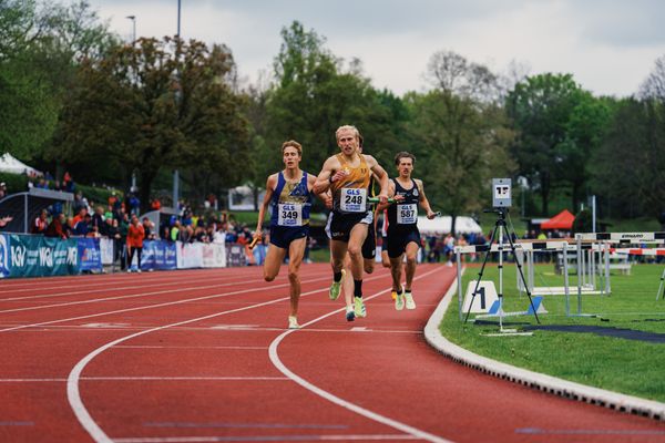 Auf der Zielgeraden: Marc Tortell (Athletics Team Karben), Jens Mergenthaler (LG farbtex Nordschwarzwald), Artur Beimler (SC DHfK Leipzig e.V.), Florian Bremm (LSC Hoechstadt/Aisch) am 29.04.2023 bei den deutschen Meisterschaften Langstaffel in Bietigheim-Bissingen
