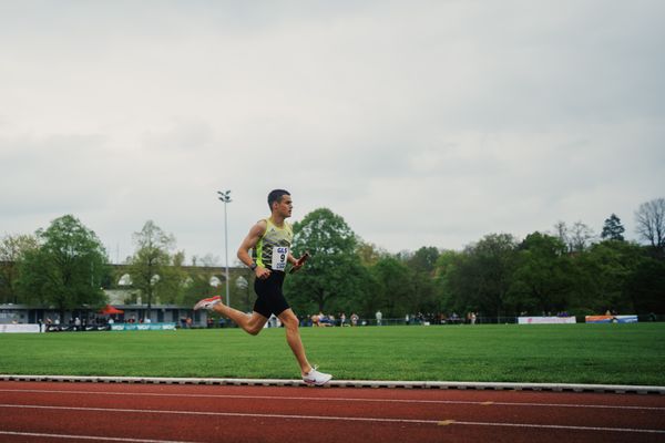 Jonas Weschle (LAC Freiburg) am 29.04.2023 bei den deutschen Meisterschaften Langstaffel in Bietigheim-Bissingen